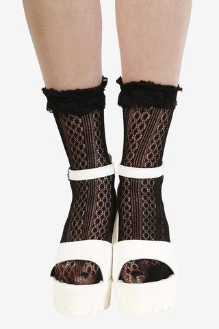 Ruffle Virgin Ankle Socks - Black